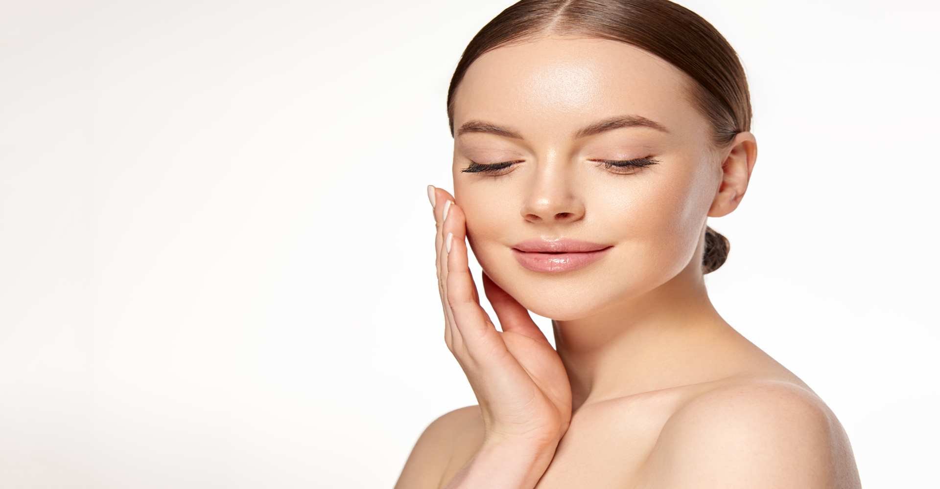 Modelo Com A Mao No Rosto